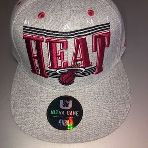 $39.99 NBA MIAMI HEAT Hat ULTRA GAME  Snapback Gray/Red NWT